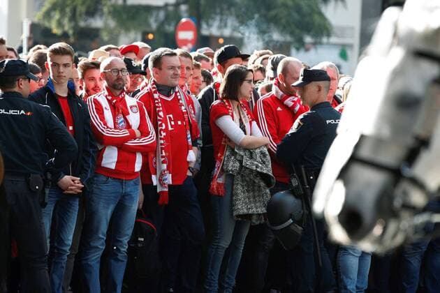 Bayern Munich s fans arrive at the Santiago Bernabeu stadium where the UEFA Champions League semifinal second leg match between Real Madrid and Bayern Munich will be played later today in Madrid, Spain, 01 May 2018. Real Madrid vs. Bayern Munich !ACHTUNG: NUR REDAKTIONELLE NUTZUNG!  Copyright: xJavierxLopezx MAD02 20180501-636608005421739841