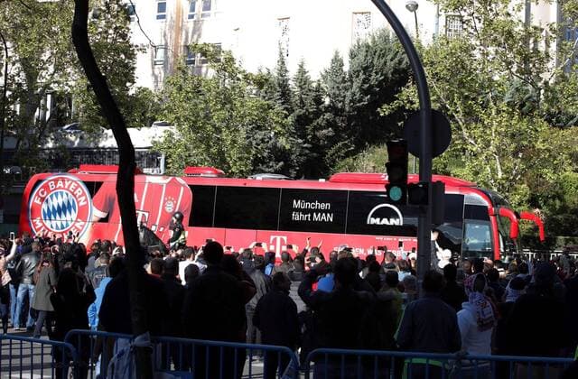 Bayern Munich supporters cheer next to the bus carrying Bayern Munich players upon arrival at Santiago Bernabeu stadium in Madrid, Spain, 01 May 2018, prior to a UEFA Champions League semi finals second leg match between Real Madrid and Bayern Munich. Real Madrid vs Bayern Munich !ACHTUNG: NUR REDAKTIONELLE NUTZUNG!  Copyright: xJavierxLopezx GRAF6510 20180501-636608005443771080