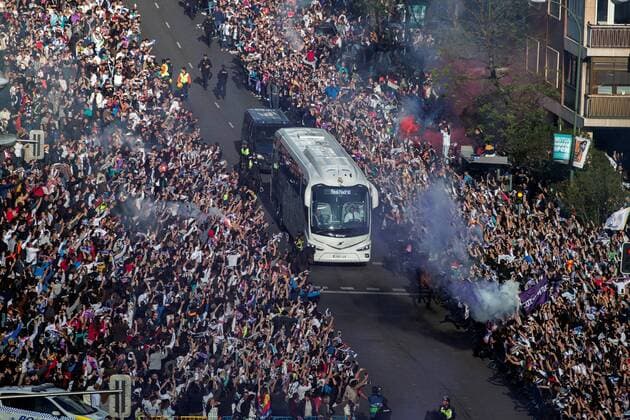 Real Madrid supporters cheer next to the bus carrying Real Madrid s players upon arrival at Santiago Bernabeu stadium in Madrid, Spain, 01 May 2018, prior to a UEFA Champions League semi finals second leg match between Real Madrid and Bayern Munich. Real Madrid vs Bayern Munich !ACHTUNG: NUR REDAKTIONELLE NUTZUNG!  Copyright: xRodrigoxJimenezx GRAF6513 20180501-636608010063882875