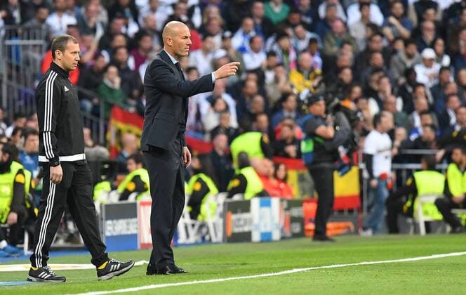 01.05.2018, xfux, Fussball Champions League, Halbfinale, Real Madrid - FC Bayern Muenchen, emspor, v.l. Trainer Zinedine Zidane (Real Madrid) gibt Anweisungen, gestikuliert, mit den Armen gestikulieren gives instructions, gesticulate. Madrid