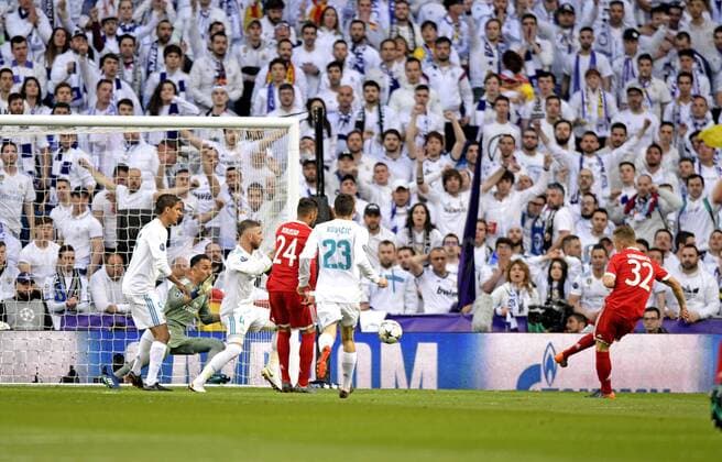 01.05.2018, Fussball UEFA Champions League 2017 2018, Halbfinale Rückspiel, Real Madrid - FC Bayern München, im Bernabeu-Stadion Madrid. Torschuss Joshua Kimmich (re, FC Bayern München) zum 1:0.