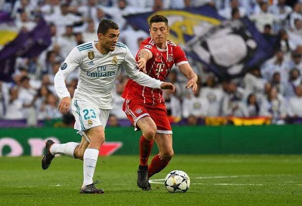01.05.2018, xfux, Fussball Champions League, Halbfinale, Real Madrid - FC Bayern Muenchen, emspor, v.l. Robert Lewandowski (FC Bayern Muenchen), Mateo Kovacic (Real Madrid) Madrid