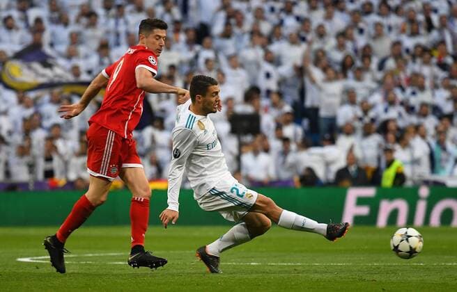 01.05.2018, xfux, Fussball Champions League, Halbfinale, Real Madrid - FC Bayern Muenchen, emspor, v.l. Robert Lewandowski (FC Bayern Muenchen), Mateo Kovacic (Real Madrid) Madrid