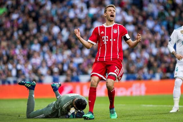Real Madrid s goalkeeper Keylor Navas (L) stops the ball in front of Bayern Munich s Muller during the UEFA Champions League semifinal second leg match between Real Madrid and Bayern Munich, at the Santiago Bernabeu stadium, in Madrid, Spain, 01 May 2018. Real Madrid vs. Bayern Munich !ACHTUNG: NUR REDAKTIONELLE NUTZUNG!  Copyright: xRodrigoxJimenezx MAD05 20180501-636608063278766726