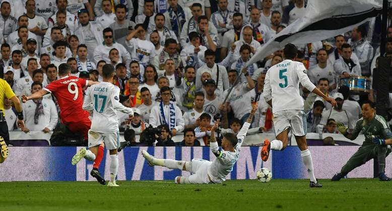 01.05.2018, xfux, Fussball Champions League, Halbfinale, Real Madrid - FC Bayern Muenchen, emspor, v.l. Robert Lewandowski (FC Bayern Muenchen), Lucas Vazquez (Real Madrid), Sergio Ramos (Real Madrid), Keylor Navas (Real Madrid) Madrid