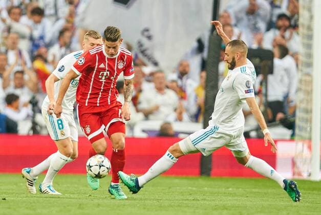 James RODRIGUEZ, FCB 11 Zweikampf , Aktion um den Ball gegen Karim BENZEMA, Real 9 REAL MADRID - FC BAYERN MUENCHEN Halbfinale Rueckspiel, Fussball UEFA Champions League, Madrid, Spanien 01.05.2018 CL Saison 2017 2018, FCB,
