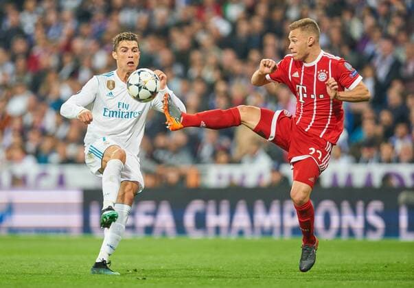 Joshua KIMMICH, FCB 32 Zweikampf , Aktion um den Ball gegen Cristiano RONALDO, Real Madrid 7 REAL MADRID - FC BAYERN MUENCHEN Halbfinale Rueckspiel, Fussball UEFA Champions League, Madrid, Spanien 01.05.2018 CL Saison 2017 2018, FCB,