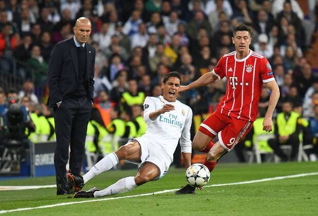01.05.2018, xfux, Fussball Champions League, Halbfinale, Real Madrid - FC Bayern Muenchen, emspor, v.l. Trainer Zinedine Zidane (Real Madrid), Raphael Varane (Real Madrid), Robert Lewandowski (FC Bayern Muenchen) Madrid