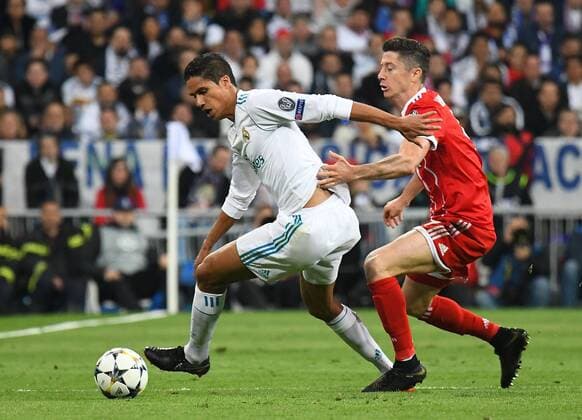 01.05.2018, xfux, Fussball Champions League, Halbfinale, Real Madrid - FC Bayern Muenchen, emspor, v.l. Raphael Varane (Real Madrid), Robert Lewandowski (FC Bayern Muenchen) Madrid
