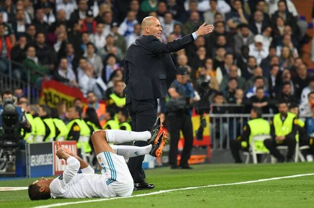 01.05.2018, xfux, Fussball Champions League, Halbfinale, Real Madrid - FC Bayern Muenchen, emspor, v.l. Raphael Varane (Real Madrid), Trainer Zinedine Zidane (Real Madrid) gibt Anweisungen, gestikuliert, mit den Armen gestikulieren gives instructions, gesticulate. Madrid