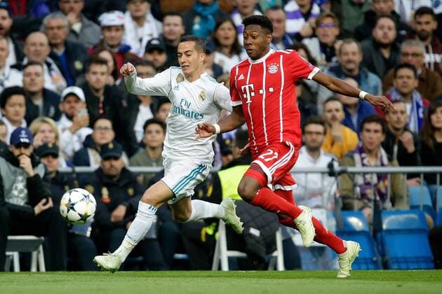 FUSSBALL CHAMPIONS LEAGUE SAISON 2017 2018 HALBFINALE RUECKSPIEL Real Madrid - FC Bayern Muenchen 01.05.2018 David Alaba (re, FC Bayern Muenchen) gegen Lucas Vazquez (li, Real Madrid) Madrid