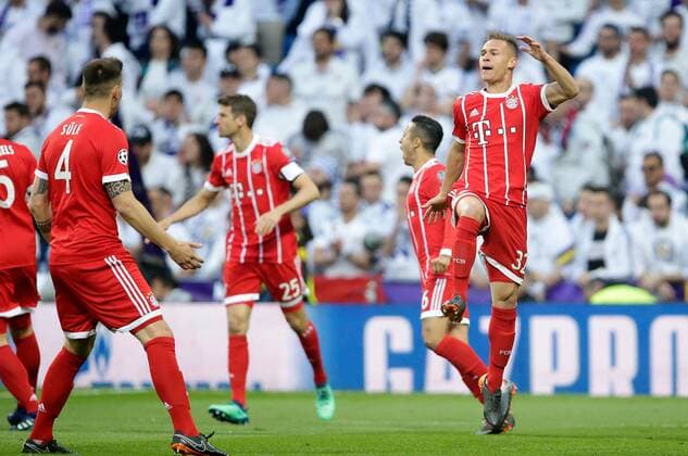 FUSSBALL CHAMPIONS LEAGUE SAISON 2017 2018 HALBFINALE RUECKSPIEL Real Madrid - FC Bayern Muenchen 01.05.2018 JUBEL FC Bayern Muenchen; Torschuetze zum 0-1 Joshua Kimmich (re) und Niklas Suele (li) Madrid