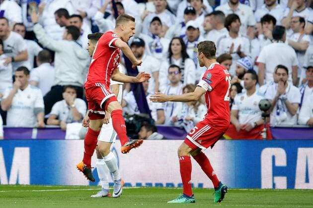 FUSSBALL CHAMPIONS LEAGUE SAISON 2017 2018 HALBFINALE RUECKSPIEL Real Madrid - FC Bayern Muenchen 01.05.2018 JUBEL FC Bayern Muenchen; Torschuetze zum 0-1 Joshua Kimmich (li) und Thomas Mueller (re) Madrid