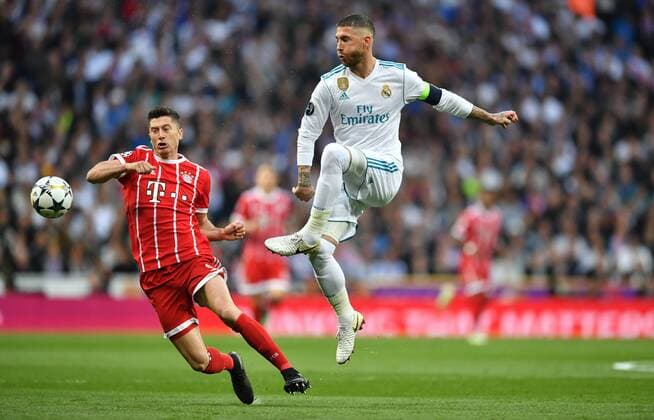 Sergio Ramos (Real), am Ball, links Robert Lewandowski (FC Bayern), Real Madrid - FC Bayern UEFA-Champions League, CL, Halbfinale, 1 2 Finale, Rückspiel, Saison 2017 2018, Fußball, Fussball, soccer, Herren, Deutschland, Germany, Madrid, 1.5.2018 Stadion Bernabeu