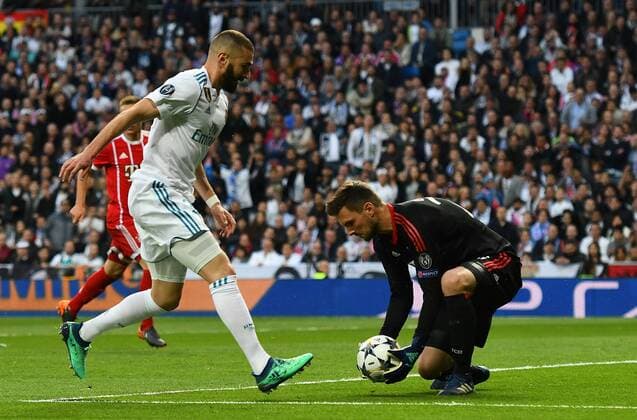 Bilder des Tages - SPORT 01.05.2018, xfux, Fussball Champions League, Halbfinale, Real Madrid - FC Bayern Muenchen, emspor, v.l. Karim Benzema (Real Madrid), Sven Ulreich (FC Bayern Muenchen) Madrid