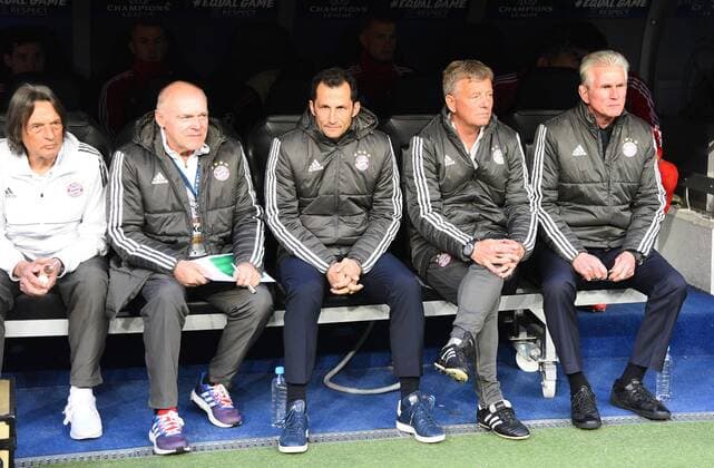 01.05.2018, xfux, Fussball Champions League, Halbfinale, Real Madrid - FC Bayern Muenchen, emspor, v.l. Vereinsarzt Dr.Hans-Wilhelm Müller-Wohlfahrt (FC Bayern Muenchen), Co Trainer Hermann Gerland (FC Bayern Muenchen), Hasan Salihamidzic (Sportdirektor FC Bayern München), Peter Hermann (Co Trainer FC Bayern Muenchen), Jupp Heynckes (Trainer FC Bayern Muenchen) Madrid