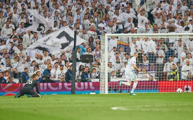 Bilder des Tages - SPORT Karim BENZEMA, Real 9 Torschuss, schiesst das Tor zum 2-1 nach Fehler Sven ULREICH, FCB 26 Torwart. REAL MADRID - FC BAYERN MUENCHEN Halbfinale Rueckspiel, Fussball UEFA Champions League, Madrid, Spanien 01.05.2018 CL Saison 2017 2018, FCB,