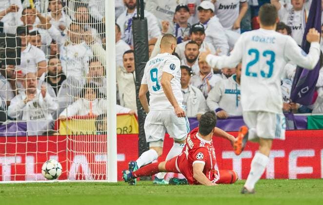 Karim BENZEMA, Real 9 Torschuss, schiesst das Tor zum 2-1 nach Fehler Sven ULREICH, FCB 26 Torwart. REAL MADRID - FC BAYERN MUENCHEN Halbfinale Rueckspiel, Fussball UEFA Champions League, Madrid, Spanien 01.05.2018 CL Saison 2017 2018, FCB,