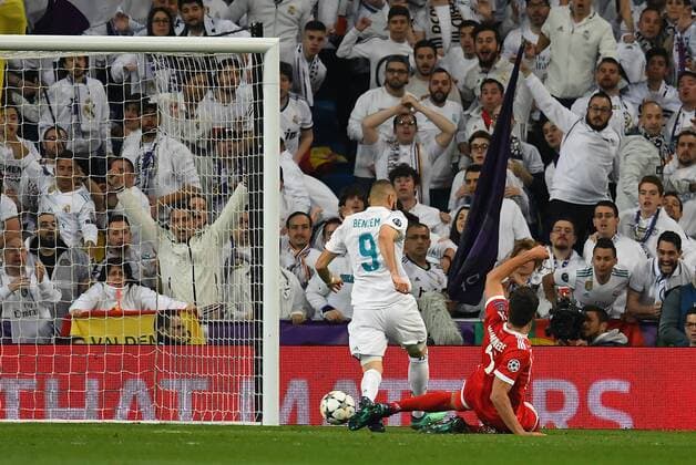 01.05.2018, xfux, Fussball Champions League, Halbfinale, Real Madrid - FC Bayern Muenchen, emspor, v.l. Karim Benzema (Real Madrid), Mats Hummels (FC Bayern Muenchen) Goal scored, erziehlt das Tor zum 2:1 Madrid