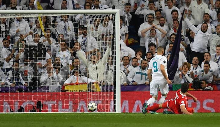 Bilder des Tages - SPORT 01.05.2018, xfux, Fussball Champions League, Halbfinale, Real Madrid - FC Bayern Muenchen, emspor, v.l. Karim Benzema (Real Madrid), Mats Hummels (FC Bayern Muenchen) Goal scored, erziehlt das Tor zum 2:1 Madrid
