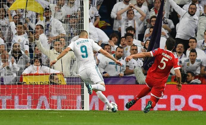 01.05.2018, xfux, Fussball Champions League, Halbfinale, Real Madrid - FC Bayern Muenchen, emspor, v.l. Karim Benzema (Real Madrid), Mats Hummels (FC Bayern Muenchen) Goal scored, erziehlt das Tor zum 2:1 Madrid
