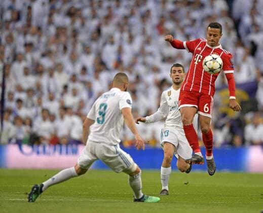 01.05.2018, Fussball UEFA Champions League 2017 2018, Halbfinale Rückspiel, Real Madrid - FC Bayern München, im Bernabeu-Stadion Madrid. re: Thiago (FC Bayern München) gegen Mateo Kovacic (2.v.re, Real Madrid).