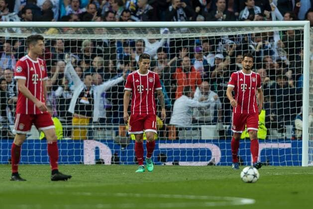 Madrid, Spanien 01.05.2018, UEFA Champions League - 2017 18 Season, Semi-finals, Halbfinale, Second leg, Rueckspiel, Real Madrid - FC Bayern Muenchen, Robert Lewandowski (FCB), James Rodriguez (FCB) und Mats Hummels (FCB) nach dem gegentreffer zum 1:1 ( DeFodi048