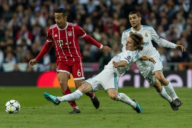 Madrid, Spanien 01.05.2018, UEFA Champions League - 2017 18 Season, Semi-finals, Halbfinale, Second leg, Rueckspiel, Real Madrid - FC Bayern Muenchen, Thiago (FCB) und Marcelo im zweikampf ( DeFodi048