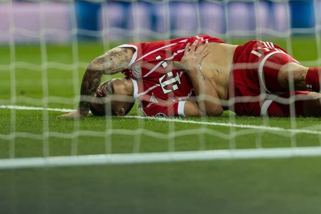 Bilder des Tages - SPORT Madrid, Spanien 01.05.2018, UEFA Champions League - 2017 18 Season, Semi-finals, Halbfinale, Second leg, Rueckspiel, Real Madrid - FC Bayern Muenchen, James Rodriguez (FCB) am boden ( DeFodi048