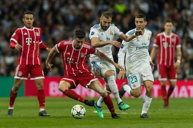 Madrid, Spanien 01.05.2018, UEFA Champions League - 2017 18 Season, Semi-finals, Halbfinale, Second leg, Rueckspiel, Real Madrid - FC Bayern Muenchen, Robert Lewandowski (FCB) und Karim Benzema (Real Madrid) im zweikampf ( DeFodi048