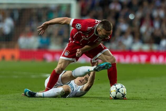 Madrid, Spanien 01.05.2018, UEFA Champions League - 2017 18 Season, Semi-finals, Halbfinale, Second leg, Rueckspiel, Real Madrid - FC Bayern Muenchen, Luka Modric (Real Madrid) und Franck Ribery (FCB) im zweikampf ( DeFodi048