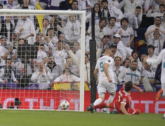 01.05.2018, Fussball UEFA Champions League 2017 2018, Halbfinale Rückspiel, Real Madrid - FC Bayern München, im Bernabeu-Stadion Madrid. Torschuss zum 2:1 von Karim Benzema (Real Madrid) gegen Mats Hummels (Bayern München).