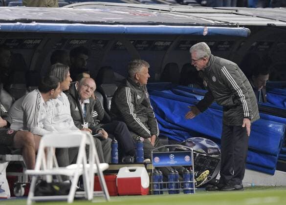 01.05.2018, Fussball UEFA Champions League 2017 2018, Halbfinale Rückspiel, Real Madrid - FC Bayern München, im Bernabeu-Stadion Madrid. re: Trainer Jupp Heynckes (FC Bayern München) diskutiert ratlos mit Co-Trainer Peter Hermann (FC Bayern München)