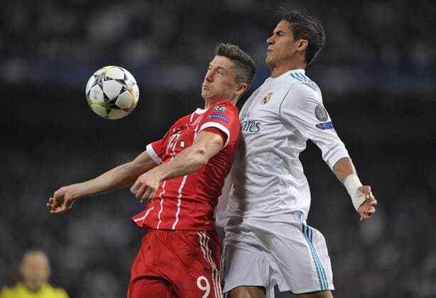 01.05.2018, Fussball UEFA Champions League 2017 2018, Halbfinale Rückspiel, Real Madrid - FC Bayern München, im Bernabeu-Stadion Madrid. v.li: Robert Lewandowski (FC Bayern München) gegen Raphael Varane (Real Madrid)