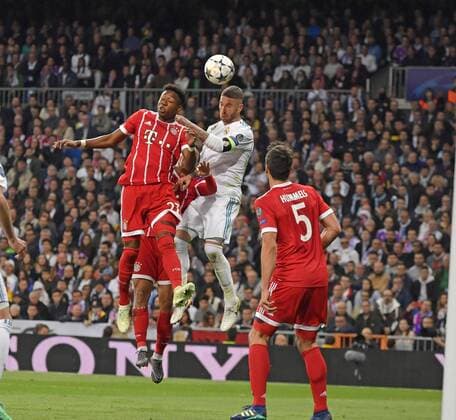 01.05.2018, Fussball UEFA Champions League 2017 2018, Halbfinale Rückspiel, Real Madrid - FC Bayern München, im Bernabeu-Stadion Madrid. v.li: David Alaba (FC Bayern München) gegen Sergio Ramos (Real Madrid)