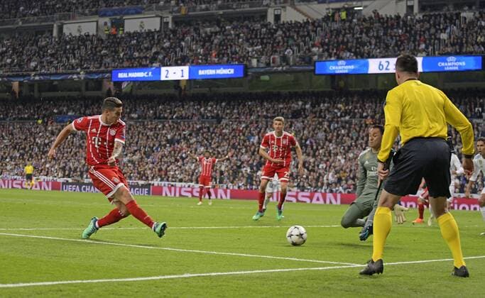 Bilder des Tages - SPORT 01.05.2018, Fussball UEFA Champions League 2017 2018, Halbfinale Rückspiel, Real Madrid - FC Bayern München, im Bernabeu-Stadion Madrid. Torschuss zum 2:2 Ausgleich von James Rodriguez (li, FC Bayern München)
