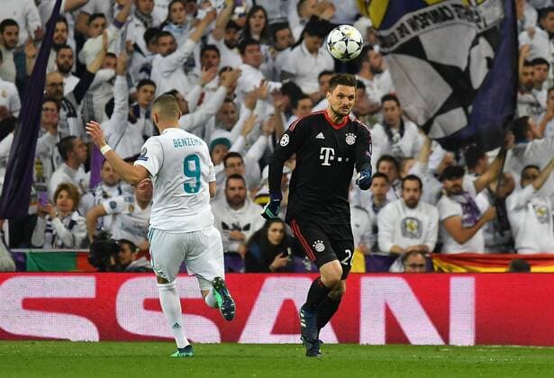 01.05.2018, xfux, Fussball Champions League, Halbfinale, Real Madrid - FC Bayern Muenchen, emspor, v.l. Karim Benzema (Real Madrid), Sven Ulreich (FC Bayern Muenchen) Madrid