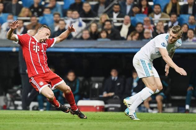 Bilder des Tages - SPORT Real Madrid v Bayern Munich UEFA Champions League Semi-Final Franck Ribery of FC Bayern Munich (left) goes down under a challenge from Toni Kroos of Real Madrid (right) during the UEFA Champions League Semi-Final match at the Estadio Santiago Bernabeu, Madrid Content Not Available For UK Newspapers Copyright: xKristianxKanex FIL-11726-0036