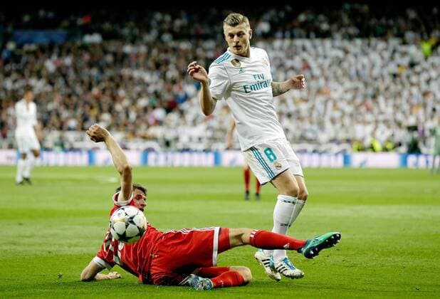 FUSSBALL CHAMPIONS LEAGUE SAISON 2017 2018 HALBFINALE RUECKSPIEL Real Madrid - FC Bayern Muenchen 01.05.2018 Thomas Mueller (Boden, FC Bayern Muenchen) gegen Toni Kroos (re, Real Madrid) Madrid