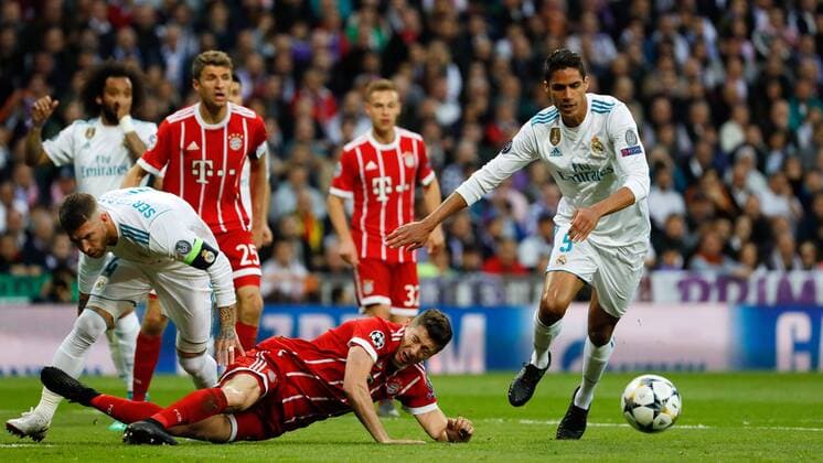 Madrid, Spanien 01.05.2018, UEFA Champions League - 2017 18 Season, Semi-finals, Halbfinale, Second leg, Rueckspiel, Real Madrid - FC Bayern Muenchen, Sergio Ramos (Real Madrid), Robert Lewandowski (FCB) und Raphael Varane (Real Madrid) im zweikampf ( DeFodi523