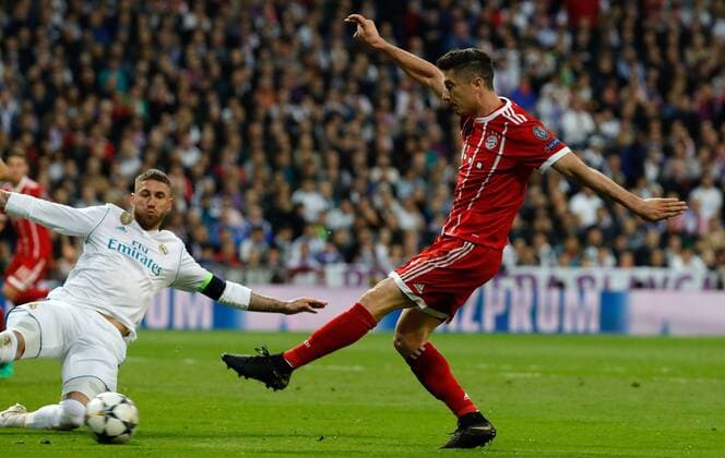 Madrid, Spanien 01.05.2018, UEFA Champions League - 2017 18 Season, Semi-finals, Halbfinale, Second leg, Rueckspiel, Real Madrid - FC Bayern Muenchen, Sergio Ramos (Real Madrid) und Robert Lewandowski (FCB) im zweikampf ( DeFodi523
