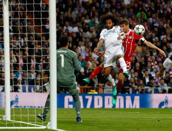 Madrid, Spanien 01.05.2018, UEFA Champions League - 2017 18 Season, Semi-finals, Halbfinale, Second leg, Rueckspiel, Real Madrid - FC Bayern Muenchen, Marcelo und Thomas Mueller (FCB) im zweikampf ( DeFodi523