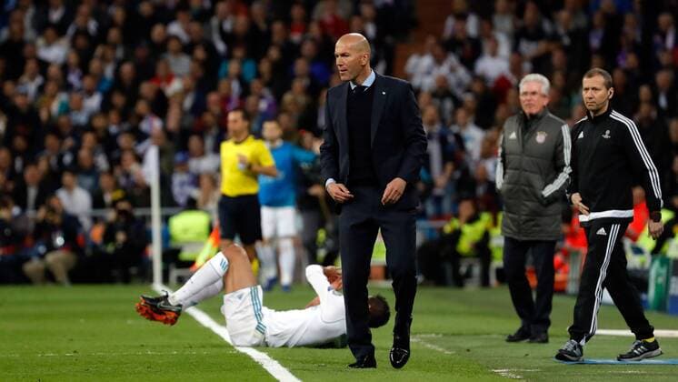 Madrid, Spanien 01.05.2018, UEFA Champions League - 2017 18 Season, Semi-finals, Halbfinale, Second leg, Rueckspiel, Real Madrid - FC Bayern Muenchen, Trainer Zinedine Zidane (Real Madrid) Schaut ( DeFodi523
