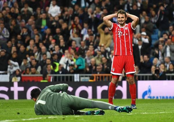 01.05.2018, xfux, Fussball Champions League, Halbfinale, Real Madrid - FC Bayern Muenchen, emspor, v.l. Keylor Navas (Real Madrid), Mats Hummels (FC Bayern Muenchen) enttaeuscht, enttaeuscht schauend, dissapointed Madrid