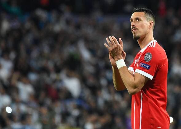 01.05.2018, xfux, Fussball Champions League, Halbfinale, Real Madrid - FC Bayern Muenchen, emspor, v.l. Sandro Wagner (FC Bayern Muenchen) bedankt bedanken sich bei den Fans Madrid