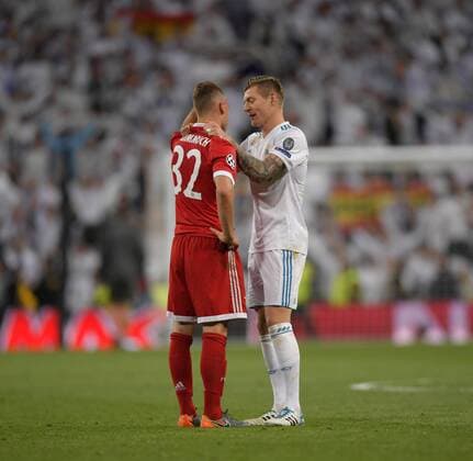 01.05.2018, Fussball UEFA Champions League 2017 2018, Halbfinale Rückspiel, Real Madrid - FC Bayern München, im Bernabeu-Stadion Madrid. Joshua Kimmich (FC Bayern München) nach dem Spiel enttäuscht, Toni Kroos (Real Madrid) tröstet ihn .