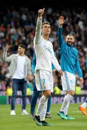 Themen der Woche - SPORT Bilder des Tages - SPORT Christiano Ronaldo ( Real Madrid CF 7 ) mit Daumen nach obenKarim Benzema ( Real Madrid CF 9 ) , Real Madrid CF vs FC Bayern Muenchen, Champions League, Halbfinale, Fussball, 01.05.2018, Real Madrid CF vs FC Bayern Muenchen, Champions League, Halbfinale, Fussball, 01.05.2018 Madrid Copyright: xLanger Eibner-Pressefotox EP_HLR