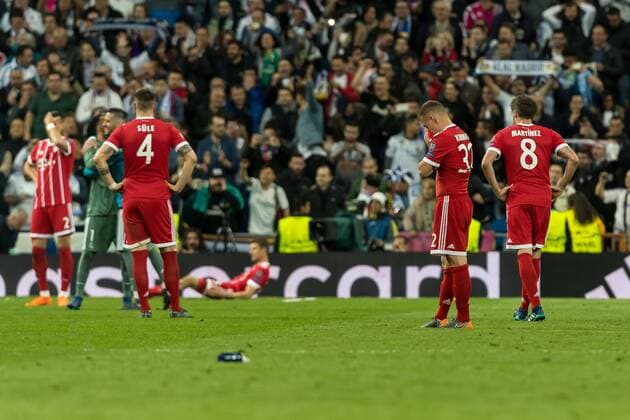 Madrid, Spanien 01.05.2018, UEFA Champions League - 2017 18 Season, Semi-finals, Halbfinale, Second leg, Rueckspiel, Real Madrid - FC Bayern Muenchen, Niklas Suele (FCB), Joshua Kimmich (FCB) und Javi Martinez (FCB) nach dem spiel, enttaeuscht ( DeFodi048