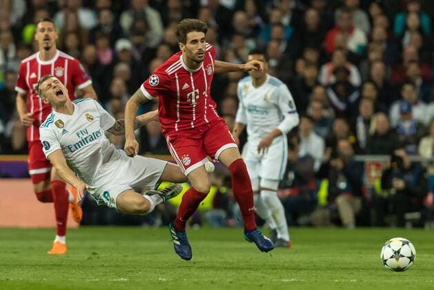Madrid, Spanien 01.05.2018, UEFA Champions League - 2017 18 Season, Semi-finals, Halbfinale, Second leg, Rueckspiel, Real Madrid - FC Bayern Muenchen, Toni Kroos (Real Madrid) und Javi Martinez (FCB) im zweikampf ( DeFodi048