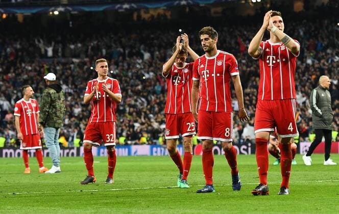 01.05.2018, xfux, Fussball Champions League, Halbfinale, Real Madrid - FC Bayern Muenchen, emspor, v.l. Joshua Kimmich (FC Bayern Muenchen), Thomas Mueller (FC Bayern Muenchen), Javi Martinez (FC Bayern Muenchen), Niklas Suele (FC Bayern Muenchen) bedankt bedanken sich bei den Fans enttaeuscht, enttaeuscht schauend, dissapointed Madrid